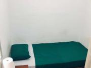 Quarto com cama de solteiro em apartamento com 8 quartos...