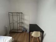 Quarto com cama de solteiro em apartamento com 8 quartos...