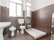 Quarto com cama de solteiro em apartamento com 9 quartos...