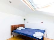 Quarto com cama de solteiro em casa com 4 quartos Flat...