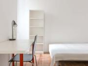 Quarto com duas camas de solteiro em apartamento com 9...