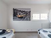 Quarto com várias camas em apartamento com 3 quartos...