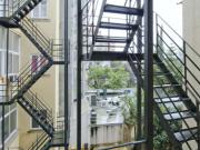 Quarto com várias camas em apartamento com 6 quartos...