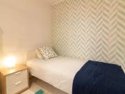 Quarto confortável para alugar em casa com 5 quartos,...