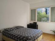 Quarto de casal gigante, mobiliado e ótima localização