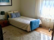 Quarto de solteiro atraente em um apartamento de 4...