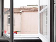 Quarto de solteiro caseiro em uma residência, não muito...