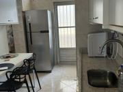 Quarto disponível em apê organizado e bem localizado