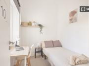 Quarto disponível para alugar em apartamento...