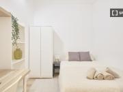 Quarto disponível para alugar em apartamento...