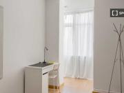 Quarto disponível para alugar em apartamento...