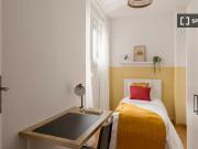 Quarto disponível para alugar em apartamento...