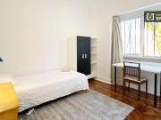 Quarto disponível para alugar em apartamento...