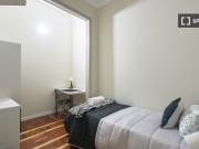 Quarto disponível para alugar em apartamento...