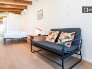 Quarto disponível para alugar em apartamento...