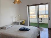 Quarto disponível para alugar em apartamento...