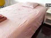 Quarto disponível para alugar em apartamento...