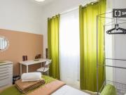 Quarto disponível para alugar em apartamento...