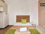 Quarto disponível para alugar em apartamento...