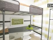 Quarto disponível para alugar em apartamento...