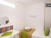 Quarto disponível para alugar em apartamento...