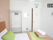 Quarto disponível para alugar em apartamento...