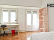 Quarto duplo em apartamento com 6 quartos no Areeiro, Lisboa