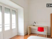 Quarto duplo em apartamento com 6 quartos no Areeiro, Lisboa