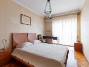 Quarto duplo espaçoso, com varanda, em apartamento de 3...