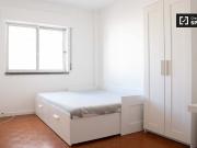 Quarto em apartamento com 4 quartos em Linda a Velha, Lisboa