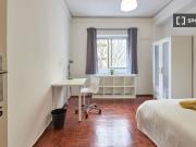 Quarto em apartamento com 9 quartos nas Avenidas Novas,...