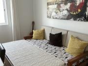 Quarto em apartamento moderno com muito sol