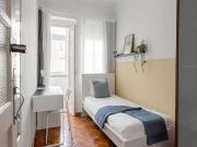 Quarto disponível para alugar em apartamento...