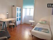 Quarto em casa com 3 quartos em São Domingos de Benfica,...