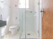 Quarto em frente à PUC com serviços