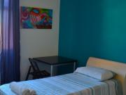 Quarto ensolarado e espaçoso em apê tranquilo e central