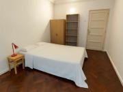 Quarto ensolarado em apartamento de 7 quartos em...