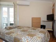 Quarto ensolarado em apartamentos de 3 quartos em Santa...