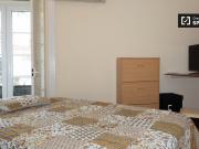 Quarto ensolarado em apartamentos de 3 quartos em Santa...