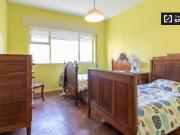 Quarto ensolarado em casa com 6 quartos em Oeiras, Lisboa