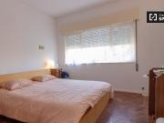 Quarto espaçoso em casa com 6 quartos em Oeiras, Lisboa