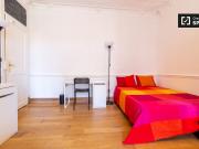 Quarto espaçoso para alugar em apartamento de 6 quartos...