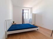 Quarto espaçoso para alugar em apartamento de 9 quartos...