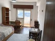 Quarto espaoso com kitchenette independente.Campolide...