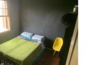 Quarto grande mobiliado