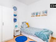 Quarto luminoso em apartamento com 5 quartos em Carcavelos