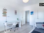 Quarto luminoso em apartamento de 4 quartos em Carcavelos Quarto luminoso em apartamento de 4 quartos em Carcavelos