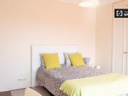 Quarto luminoso em casa com 8 quartos em Oeiras, Lisboa