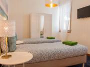 Quarto luminoso para alugar em apartamento de 5 quartos...