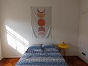 Quarto mobiliado e casa organizada